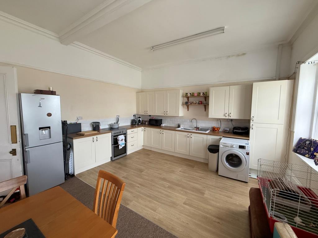 Lot: 133 - SIX SELF-CONTAINED FLATS IN BLOCK WITH STRUCTURAL ISSUES ON A LARGE PLOT WITH POTENTIAL - The kitchen/dining room in one of the rear flats